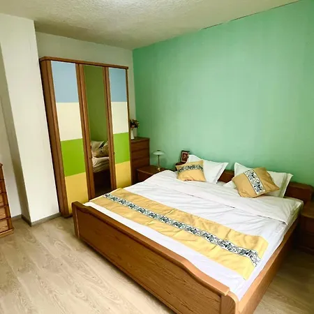 Yellow House * كريفيلد